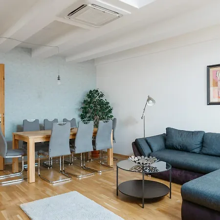 Eli Spacious With Old Town View, Parking & Ac *