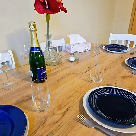 Apartment Family For 6, 10mins To Centre, Free Parking, Quiet Location, New Furniture, Balcony *