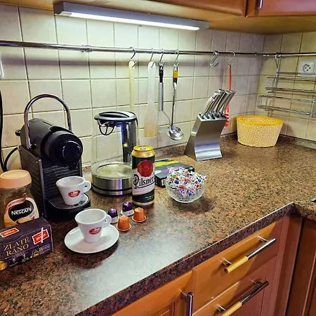 Apartment Family For 6, 10mins To Centre, Free Parking, Quiet Location, New Furniture, Balcony Prague