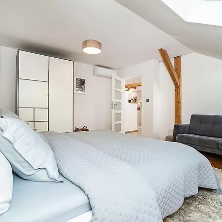 Luxurious 3 Bedroom In The Old Town Apartment *