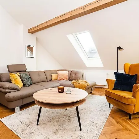 Luxurious 3 Bedroom In The Old Town Apartment