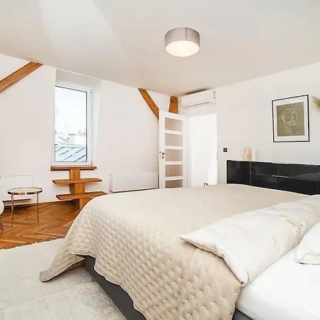 Luxurious 3 Bedroom In The Old Town Apartment