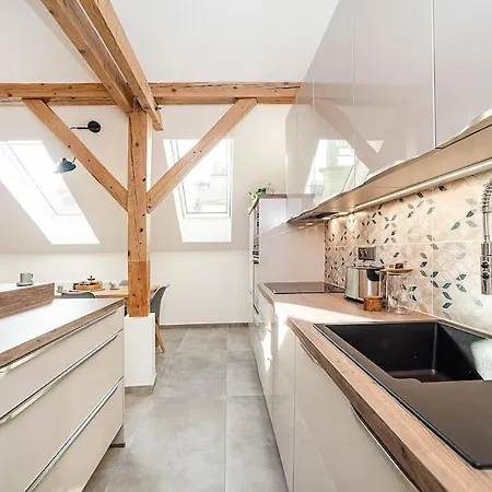 Luxurious 3 Bedroom In The Old Town Apartment *