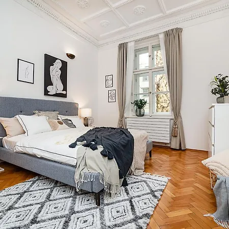 Luxurious Two-bedroom In The Old Town Apartment