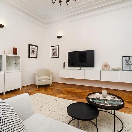 Luxurious Two-bedroom In The Old Town Apartment