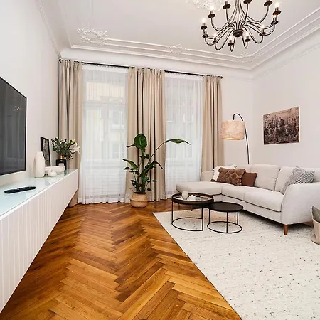 Apartment Luxurious Two-bedroom In The Old Town