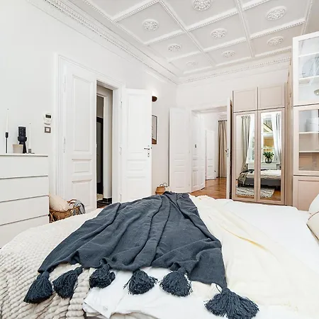 Apartment Luxurious Two-bedroom In The Old Town *