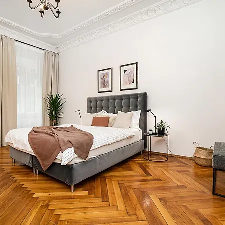 Luxurious Two-bedroom In The Old Town *