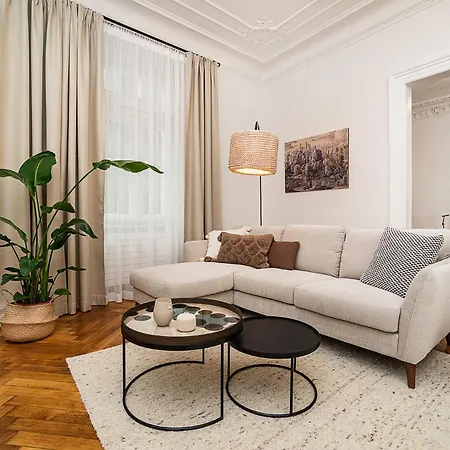 Luxurious Two-bedroom In The Old Town *