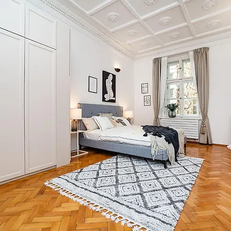 Luxurious Two-bedroom In The Old Town Apartment *