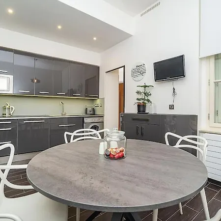 Luxurious Two-bedroom In The Old Town Apartment Prague