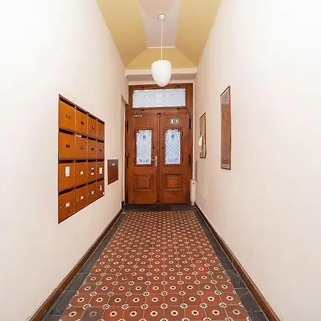 Luxurious Two-bedroom In The Old Town *