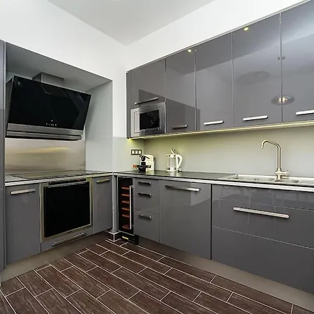 Luxurious Two-bedroom In The Old Town Apartment
