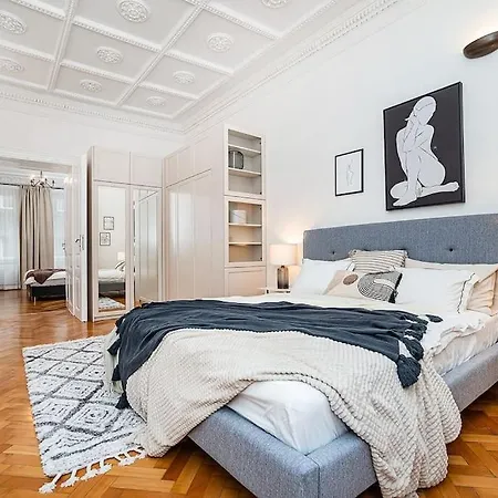 Luxurious Two-bedroom In The Old Town Apartment