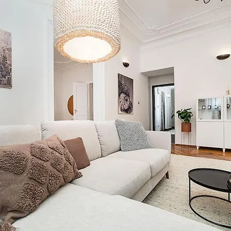 Luxurious Two-bedroom In The Old Town *