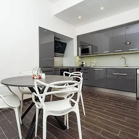 Luxurious Two-bedroom In The Old Town