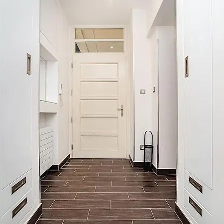 Luxurious Two-bedroom In The Old Town Apartment *