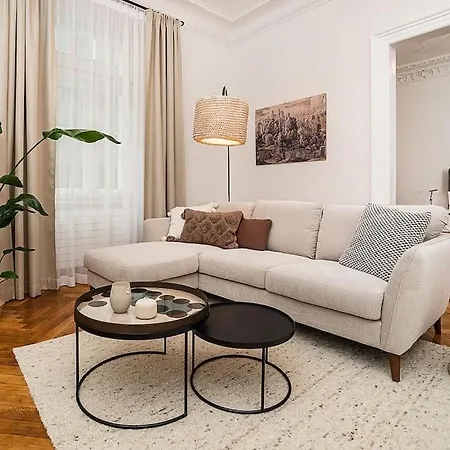 Luxurious Two-bedroom In The Old Town Apartment