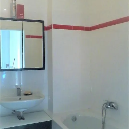 Parking Free One With Netflix In Shared Flat With A Woman In Next And Shared Bathroom And Kitchen No Invoice *
