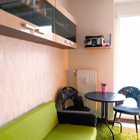 Parking Free One With Netflix In Shared Flat With A Woman In Next And Shared Bathroom And Kitchen No Invoice Homestay *
