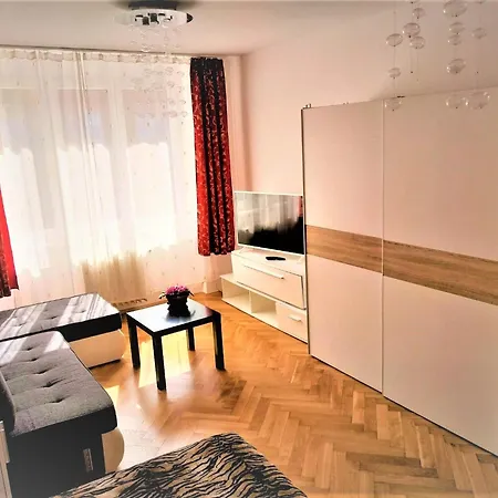 Homestay Parking Free One With Netflix In Shared Flat With A Woman In Next And Shared Bathroom And Kitchen No Invoice *
