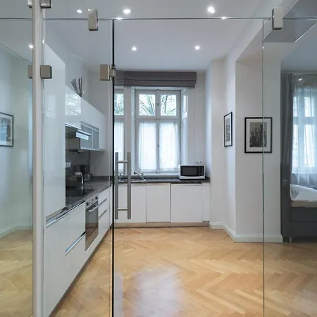 Upscale In Prime Location Near Sights Apartment *