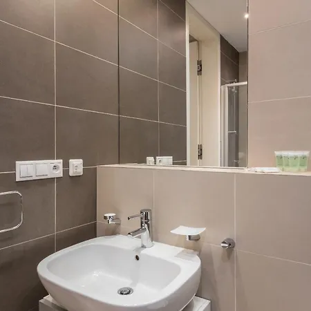 Upscale In Prime Location Near Sights Apartment