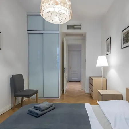 Upscale In Prime Location Near Sights