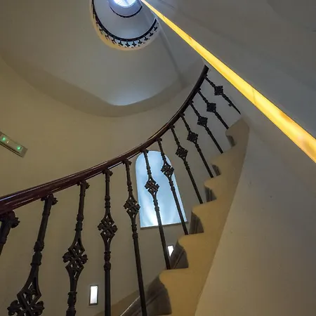 Upscale In Prime Location Near Sights