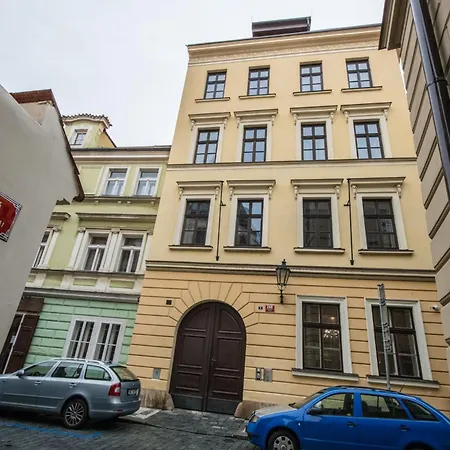 Upscale In Prime Location Near Sights Apartment