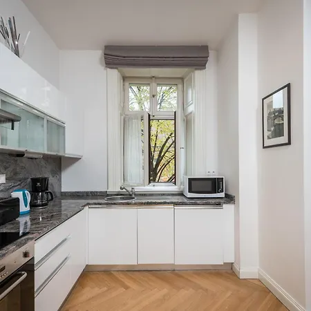 Upscale In Prime Location Near Sights Apartment *