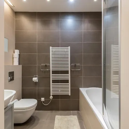 Upscale In Prime Location Near Sights Apartment