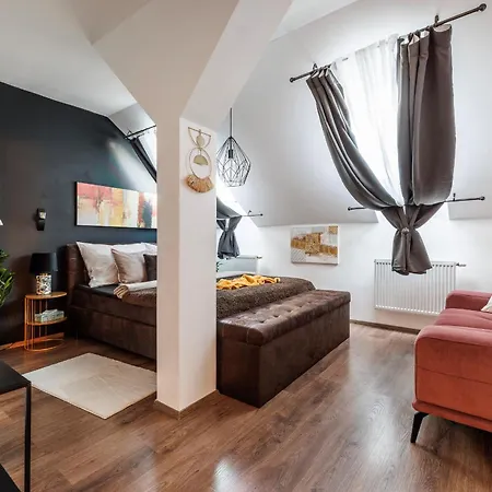 Apartment Spacious Flat & Parking Possibility, 3 Stops To Wenceslav Square Prague