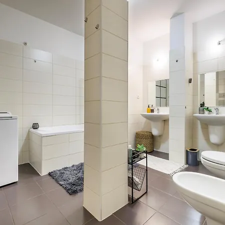 Apartment Spacious Flat & Parking Possibility, 3 Stops To Wenceslav Square Prague