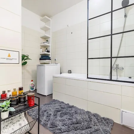 Apartment Spacious Flat & Parking Possibility, 3 Stops To Wenceslav Square