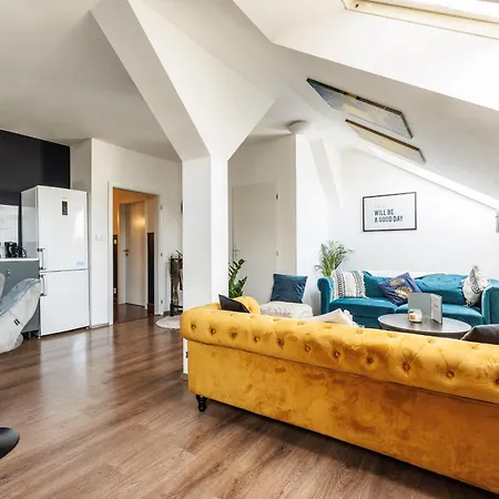 Spacious Flat & Parking Possibility, 3 Stops To Wenceslav Square Apartment *