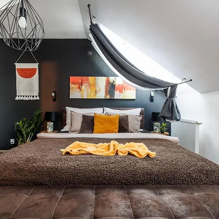 Apartment Spacious Flat & Parking Possibility, 3 Stops To Wenceslav Square *