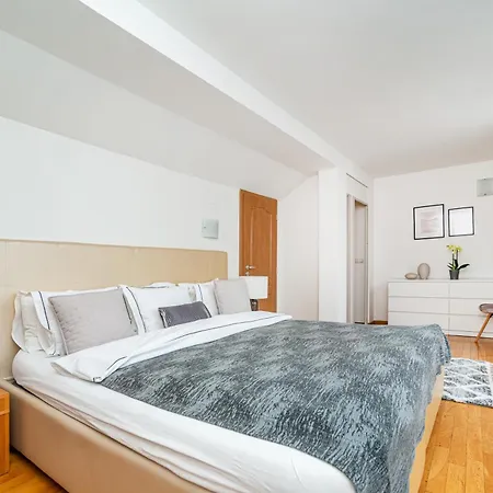 Lavish And Chic Duplex Apartment *