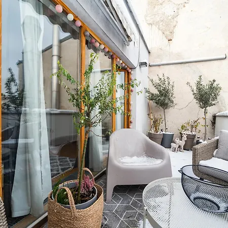 Lavish And Chic Duplex Apartment Prague