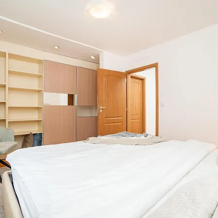 Lavish And Chic Duplex Apartment *