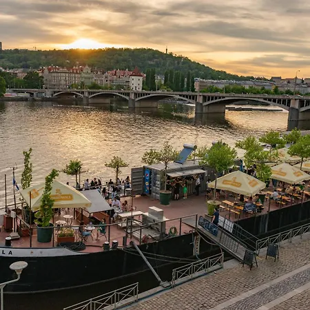 Cozy At Main Station Prague