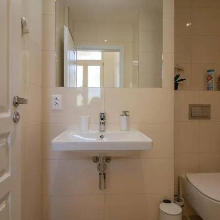 Stepanska Cr Apartment *