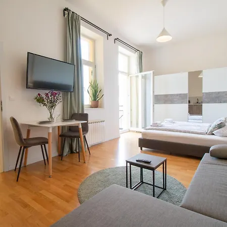 Stepanska Cr Apartment