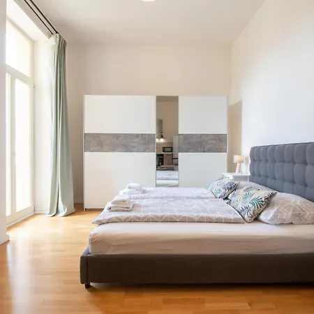 Stepanska Cr Apartment *
