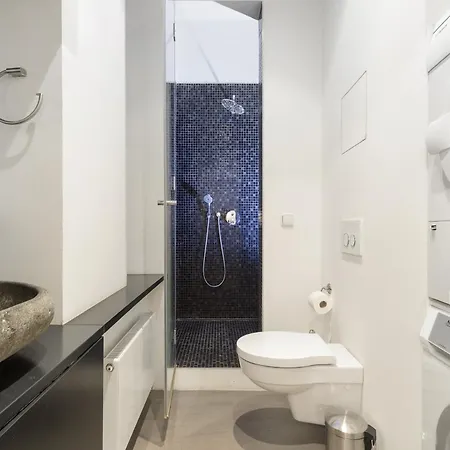 Spacious Near Wenceslas Square With Master Bed Apartment