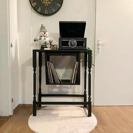 Spacious Flat & Parking Possibility, 3 Stops To Wenceslav Square * Prague