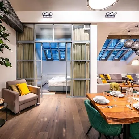 5br+2bath Old Town Loft Luxe Brickhouse, A/c Apartment