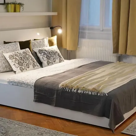 New! Mucha 3bdr Flat In Heart Of The Center Prague
