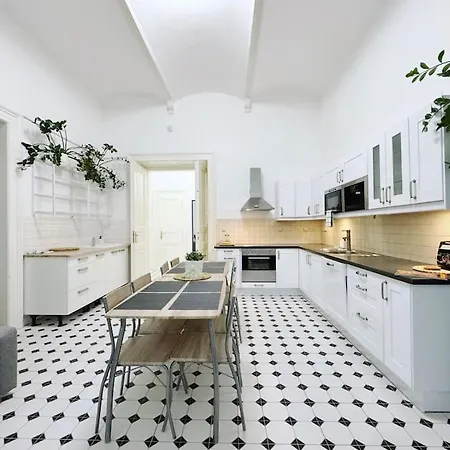 New! Mucha 3bdr Flat In Heart Of The Center Prague