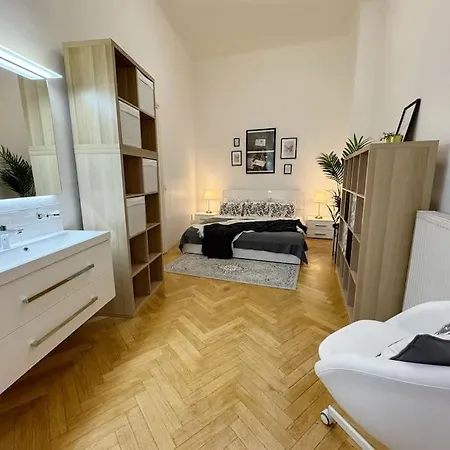 New! Mucha 3bdr Flat In Heart Of The Center Apartment